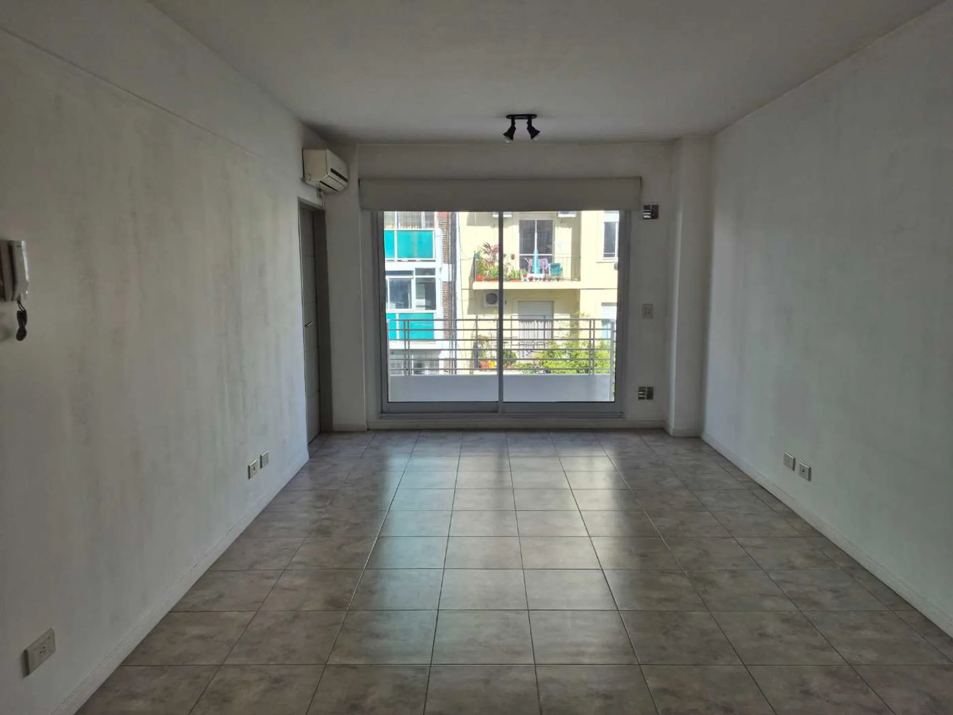 Departamento monoambiente en alquiler balcón F. foto 4