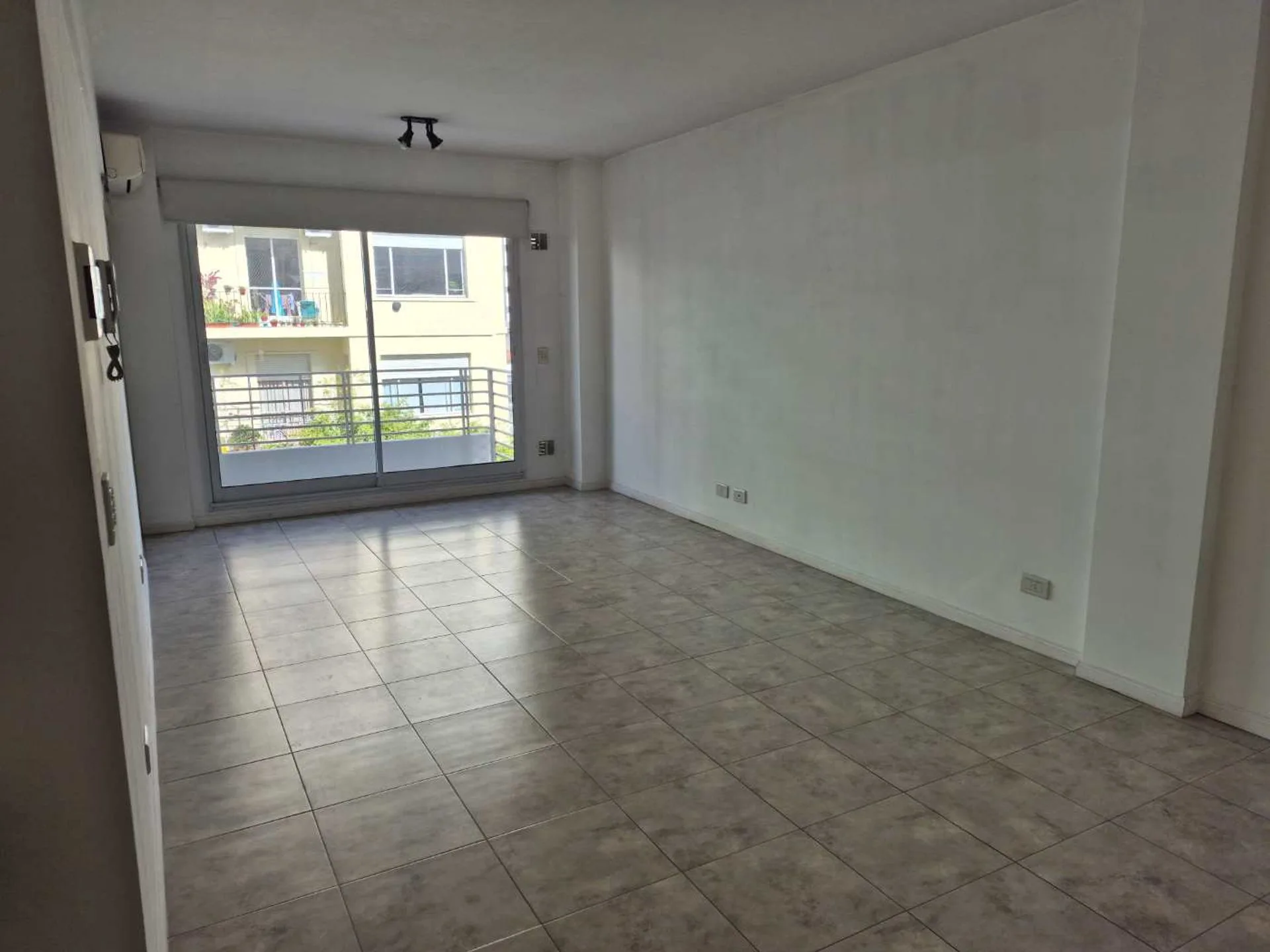 Departamento monoambiente en alquiler balcón F. foto 5