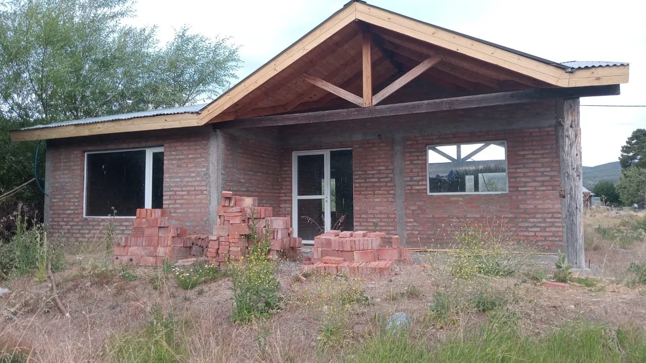 Se vende Casa a terminar en Cholila foto 3