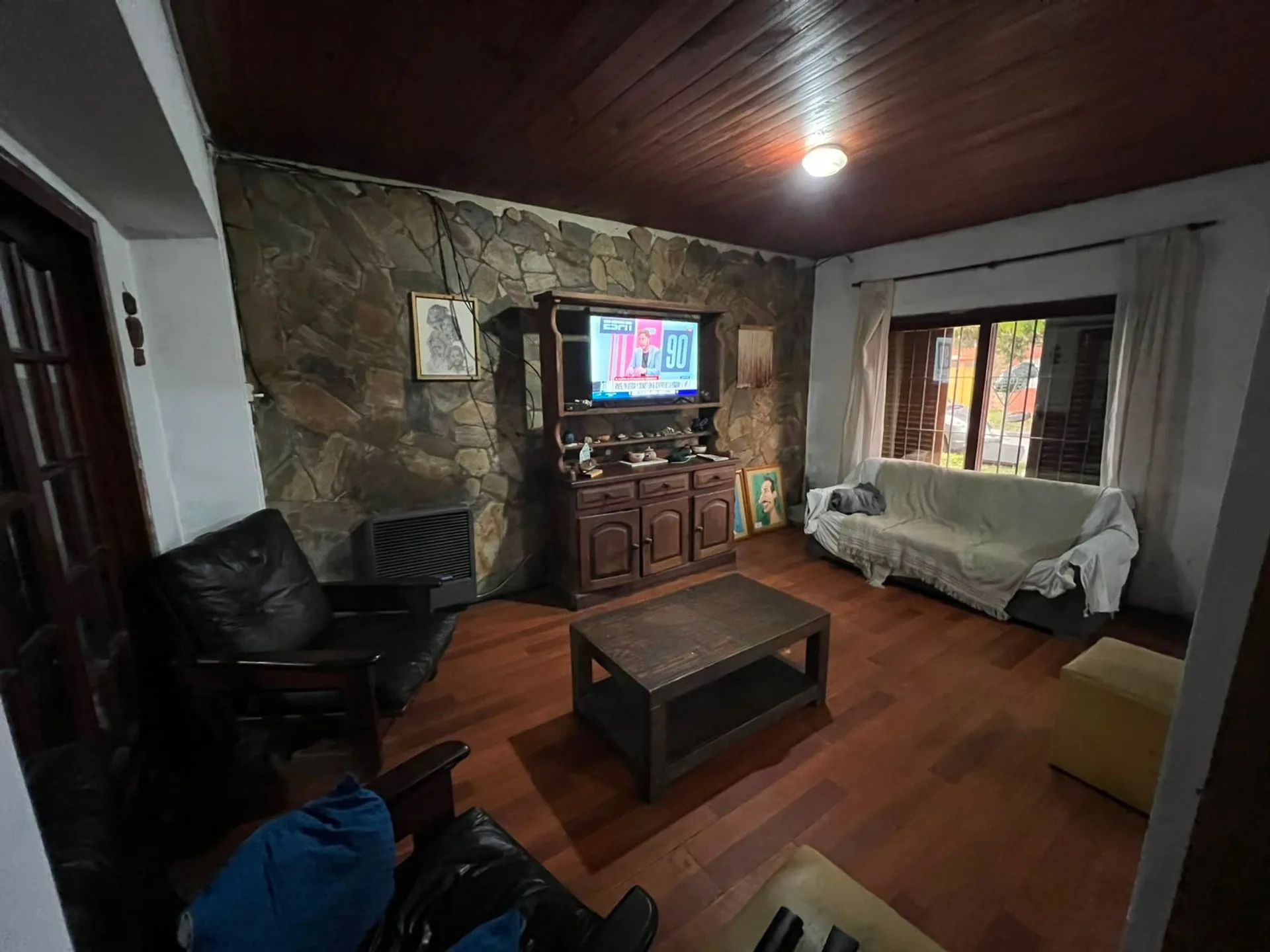Casa 2 dormitorios en venta en La Plata cochera foto 3