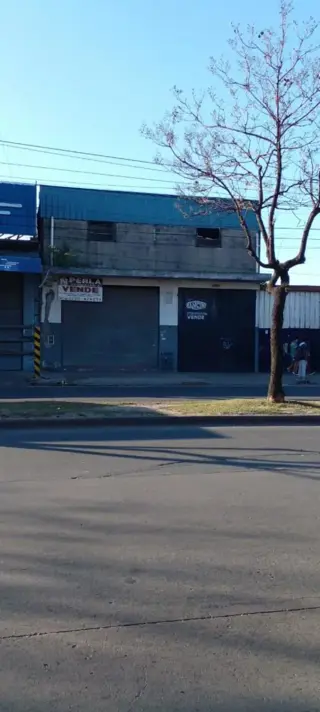 Galpon con losa con oficinas sobre Avenida del Sesquicentenario foto 2