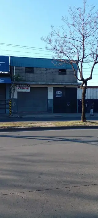 Galpon con losa con oficinas sobre Avenida del Sesquicentenario foto 3