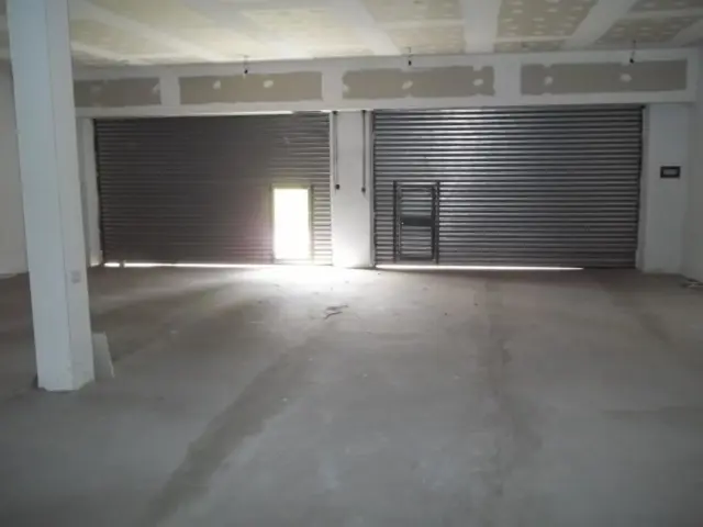 GRAN PREDIO EN GENERAL RODRIGUEZ 1900 M2 , GALPON, 2 LOCALES COMERCIALES, PLAYON DE MANIOBRAS, CASA DE CUIDADORES