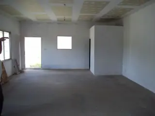 GRAN PREDIO EN GENERAL RODRIGUEZ 1900 M2 , GALPON, 2 LOCALES COMERCIALES, PLAYON DE MANIOBRAS, CASA DE CUIDADORES foto 5