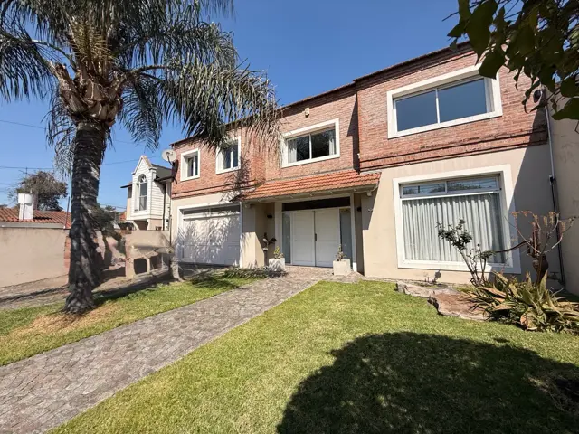 Venta casa de 6 ambientes 4 dormitorios - Castelar Norte Ituzaingo