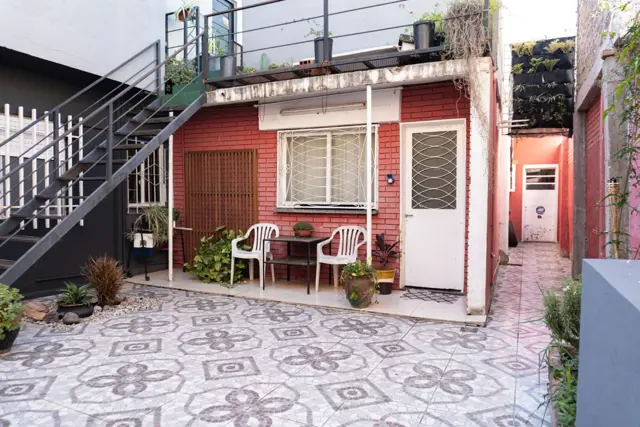 CASA DE PASILLO EN VENTA 2 DORMI PATIO TERRAZA