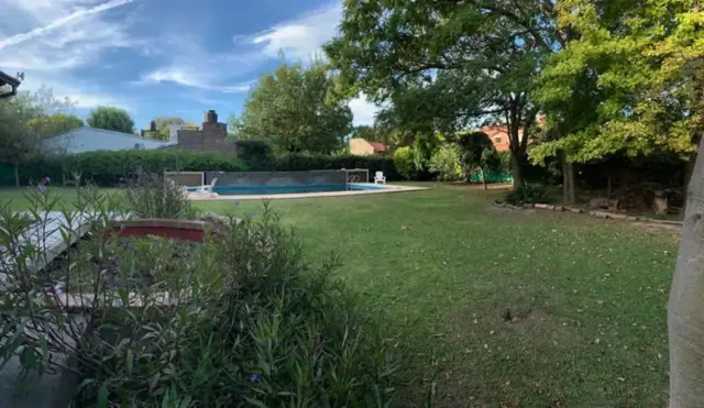 CASA 3 DORMITORIOS. PARQUE Y PISCINA. TERRENO 1575M2. FUNES.
