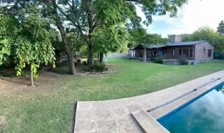 CASA 3 DORMITORIOS. PARQUE Y PISCINA. TERRENO 1575M2. FUNES. foto 2
