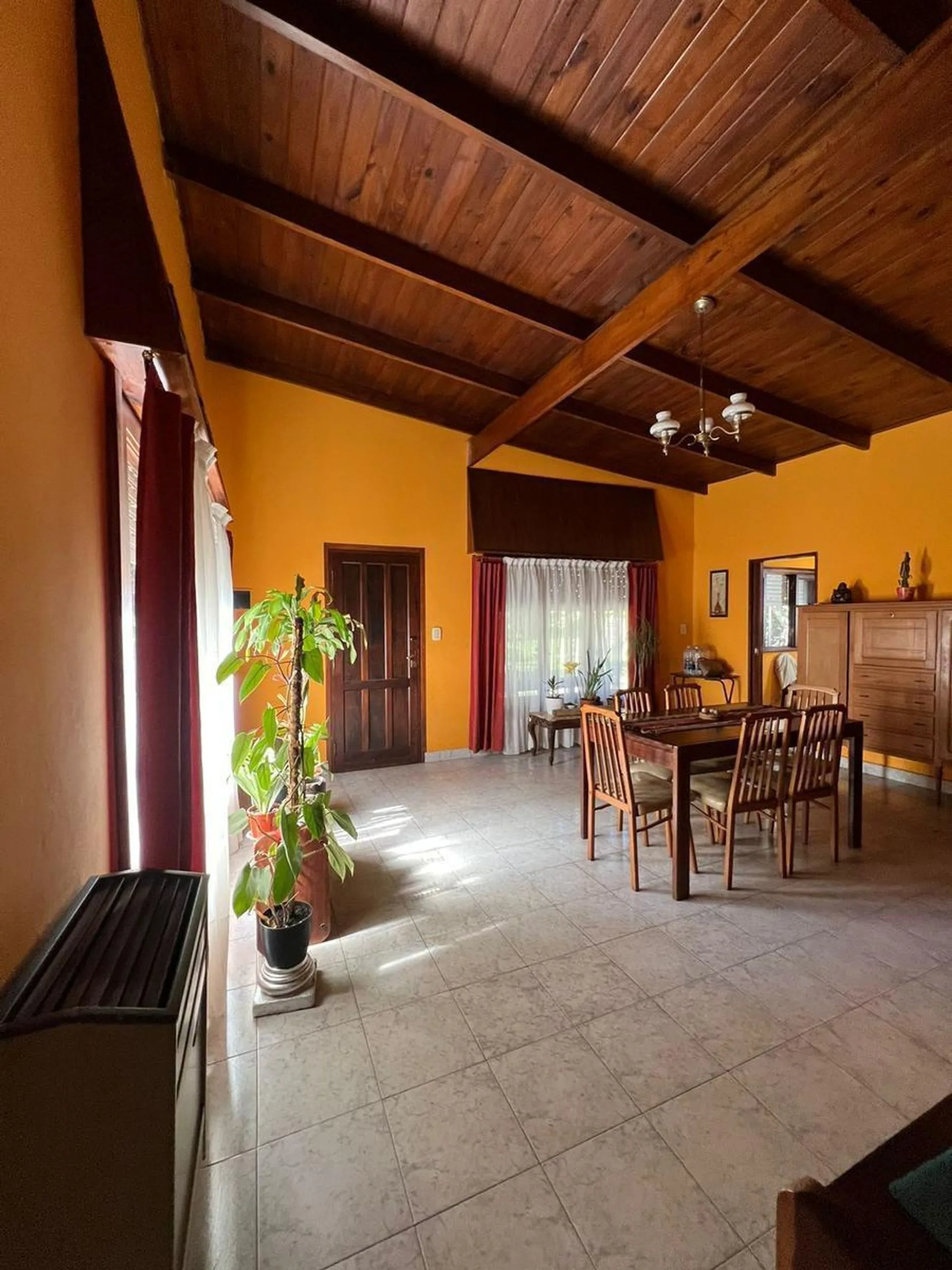 Venta Casa 3 Amb. Colina Alegre Con Amplio Parque foto 2
