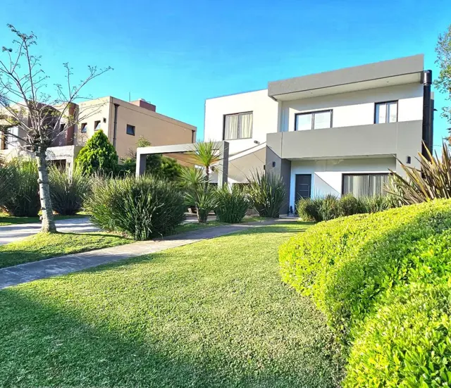 VENTA CASA 4 AMB PILETA AMOBLADA HARAS M. VICTORIA