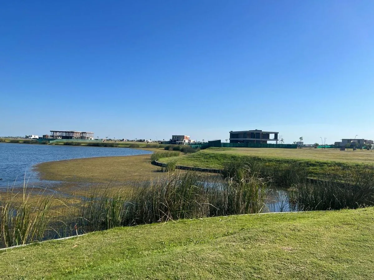 Puertos del Lago, lote al agua orientacion NE foto 3