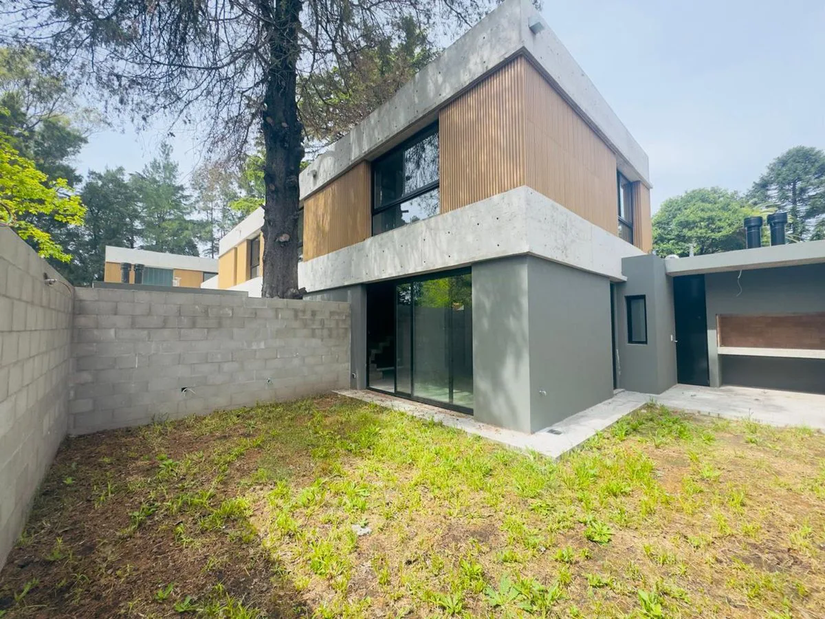 CASA VENTA TRES AMBIENTES PARQUE LELOIR COCHERA foto 3