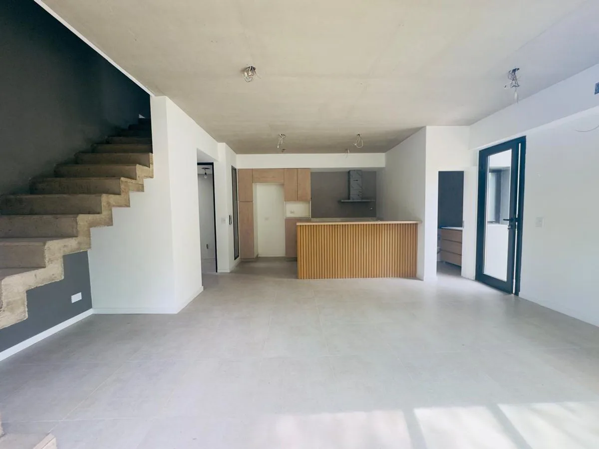 CASA VENTA TRES AMBIENTES PARQUE LELOIR COCHERA foto 4