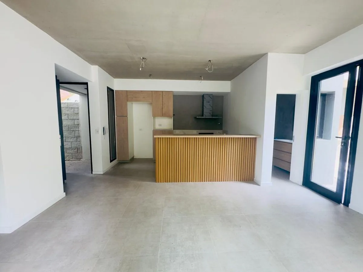 CASA VENTA TRES AMBIENTES PARQUE LELOIR COCHERA foto 5