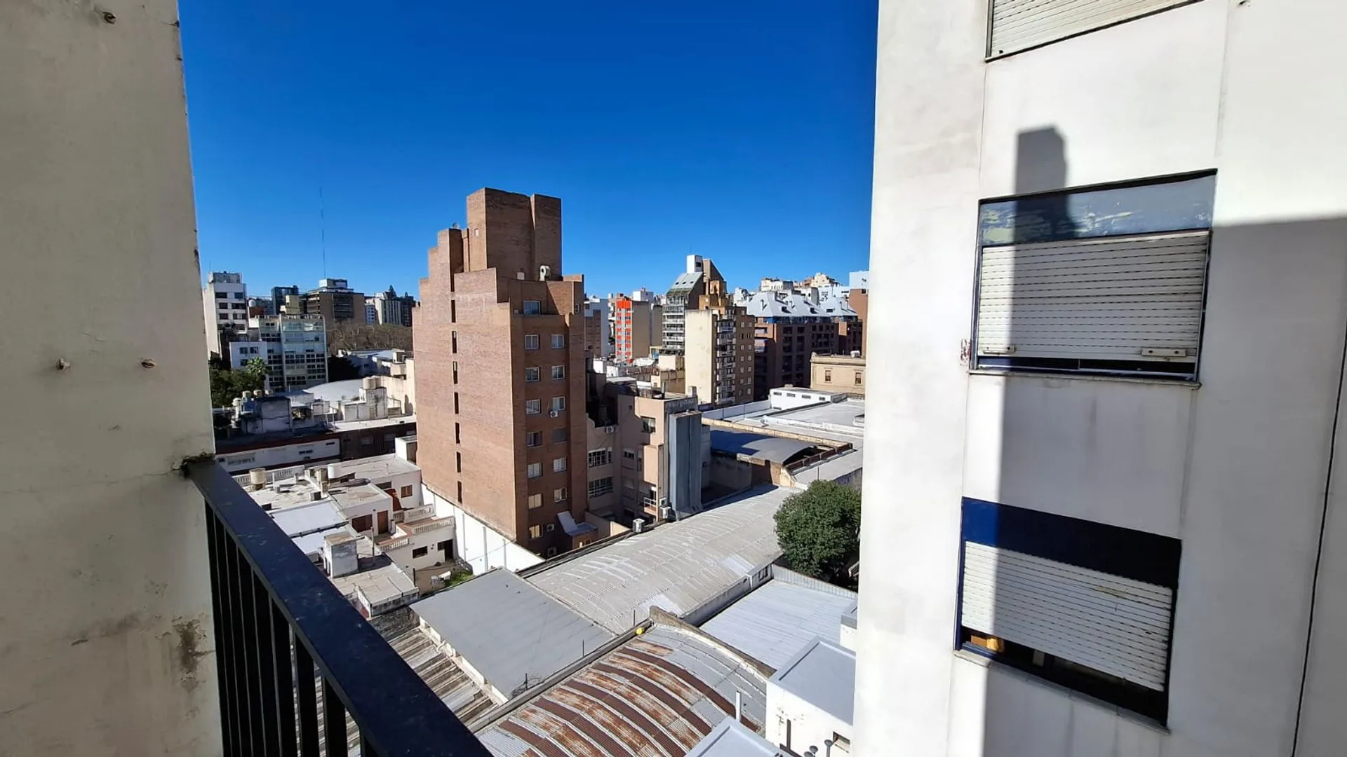 Venta de depto 2 dorm 2 balcones cochera alberdi foto 3