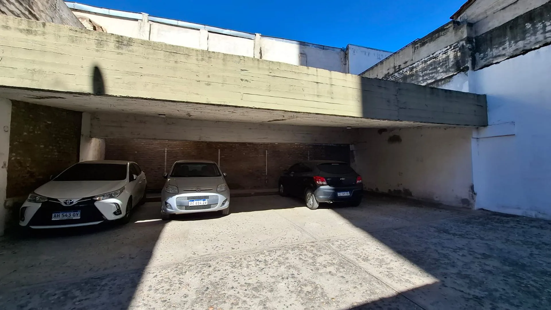 Venta de depto 2 dorm 2 balcones cochera alberdi foto 4