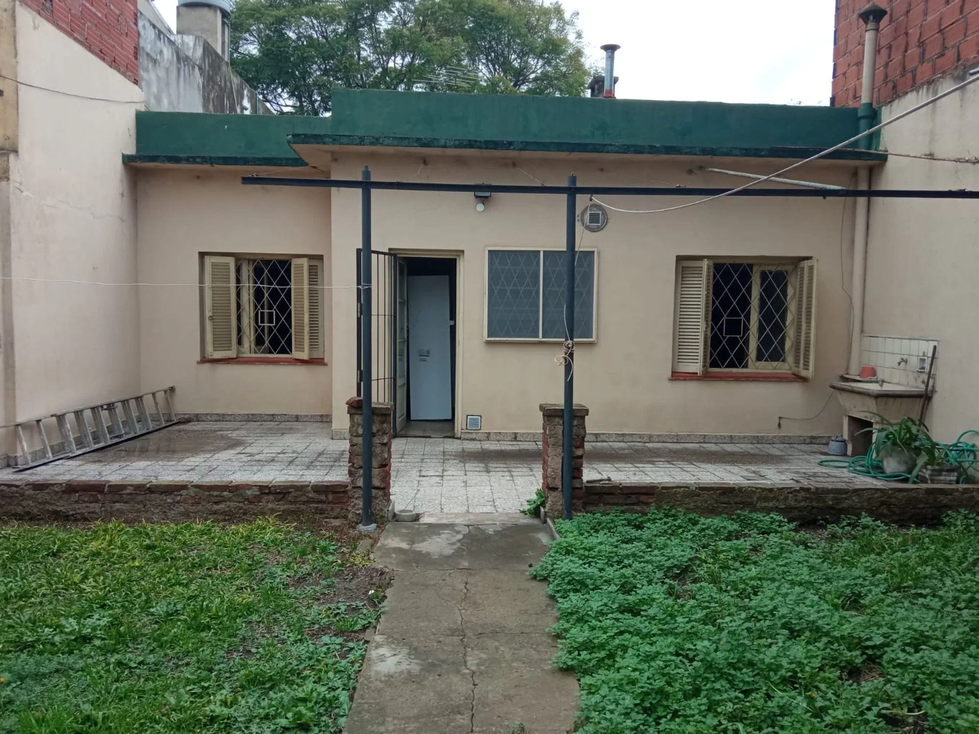 CASA EN VENTA FLORES FRENTE A LA PLAZA foto 2