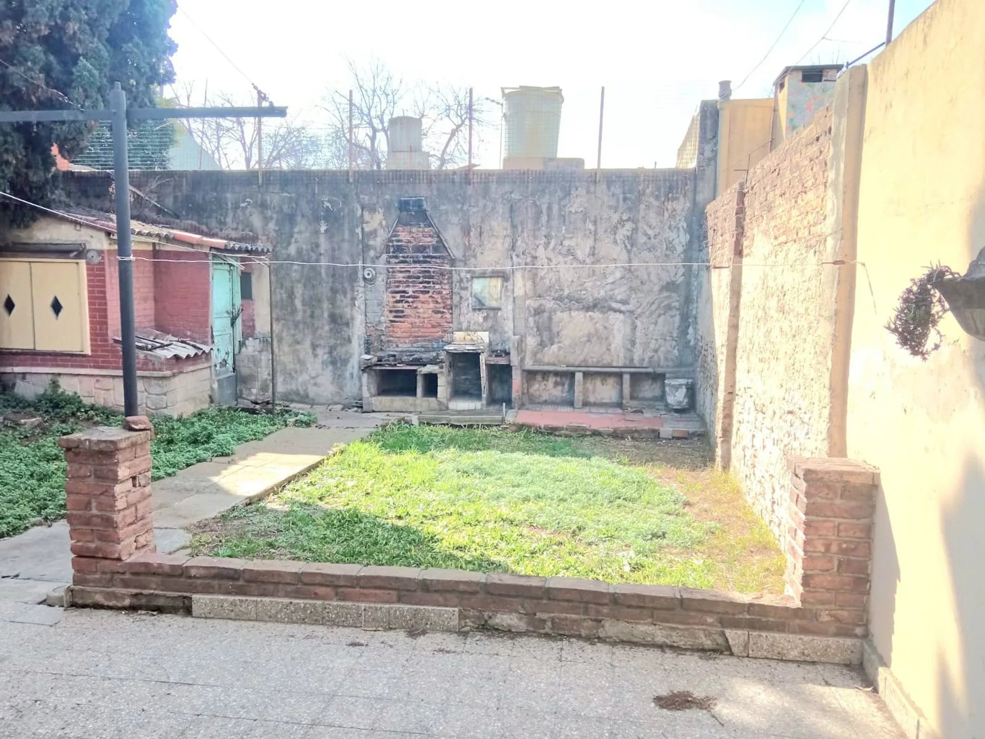 CASA EN VENTA FLORES FRENTE A LA PLAZA foto 4