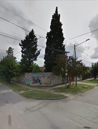 3 LOTES CON VIVIENDA Y UNO DE ELLOS CON PILETA. OPORTUNIDAD foto 2