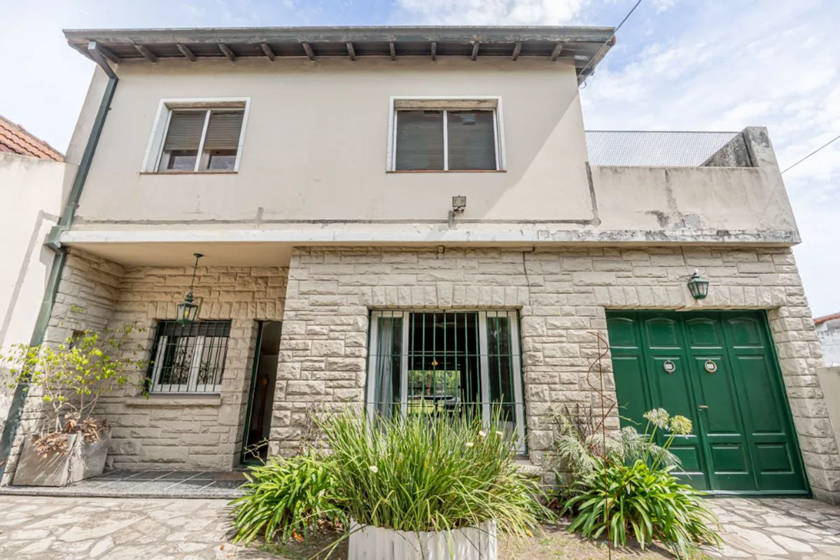 VENTA CASA 5 AMB. CON GRAN JARDIN BECCAR foto 3