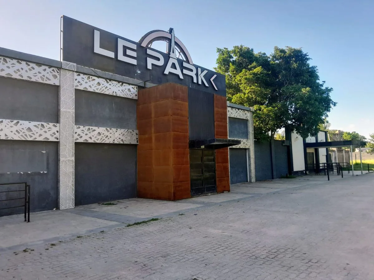 VENTA DE DISCOTECA EN AUTOPISTA SGO-LA BANDA foto 2