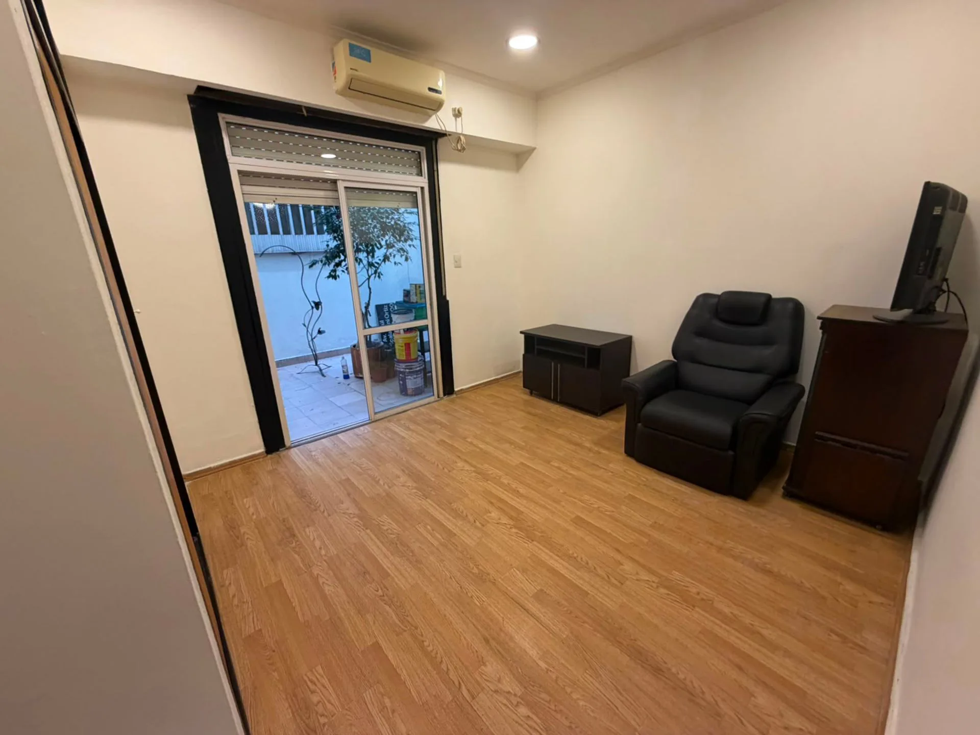 VENTA DEPTO 3 AMB C/2 PATIOS REFACCIONADO V.CRESPO foto 2