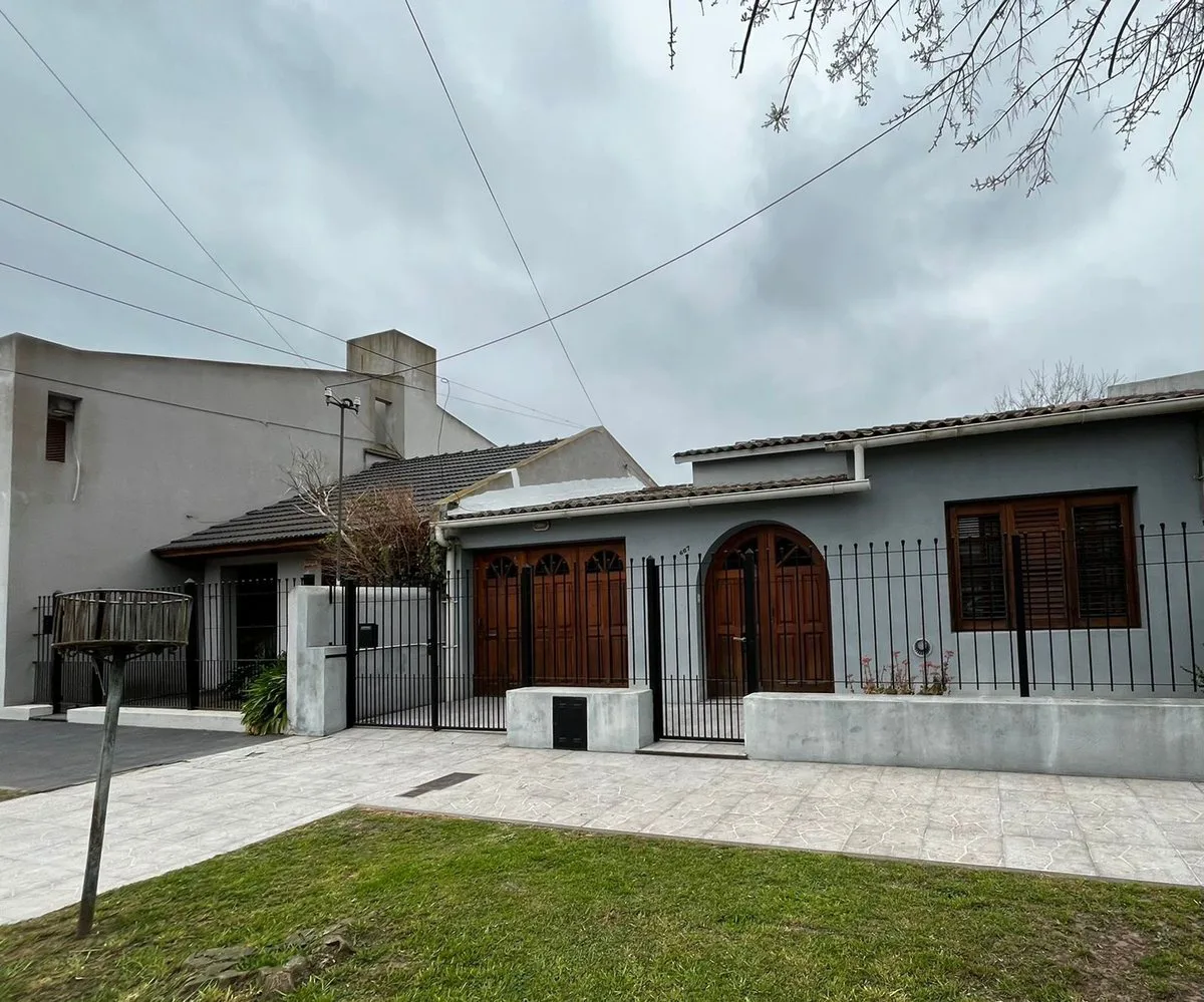 CASA 2 DORMITORIOS EN VENTA EN DOLORES CON GARAGE