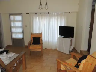 CASA con servicios de 2 dormitorios y 2 baños  a una cuadra del mar y a dos de la peatonal, en Monte Hermoso foto 1