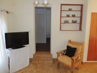 CASA con servicios de 2 dormitorios y 2 baños  a una cuadra del mar y a dos de la peatonal, en Monte Hermoso foto 4