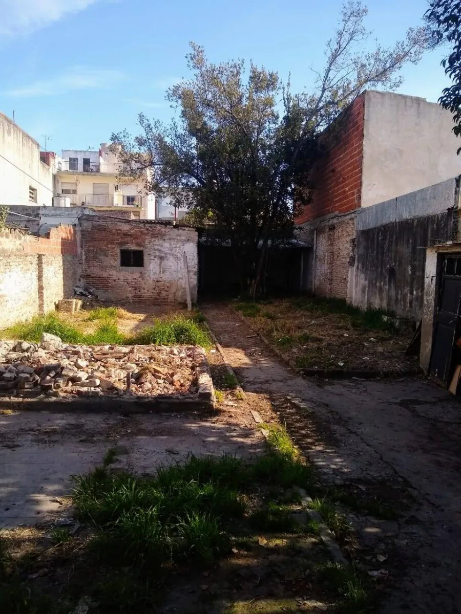 Lote de 8.66 x 34, con construccion de 4 ambientes a refaccionar, con terraza y amplio jardin foto 2