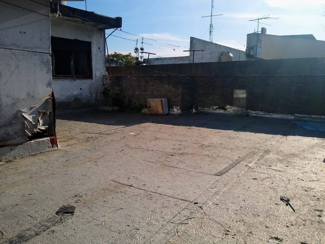 Lote de 8.66 x 34, con construccion de 4 ambientes a refaccionar, con terraza y amplio jardin foto 3