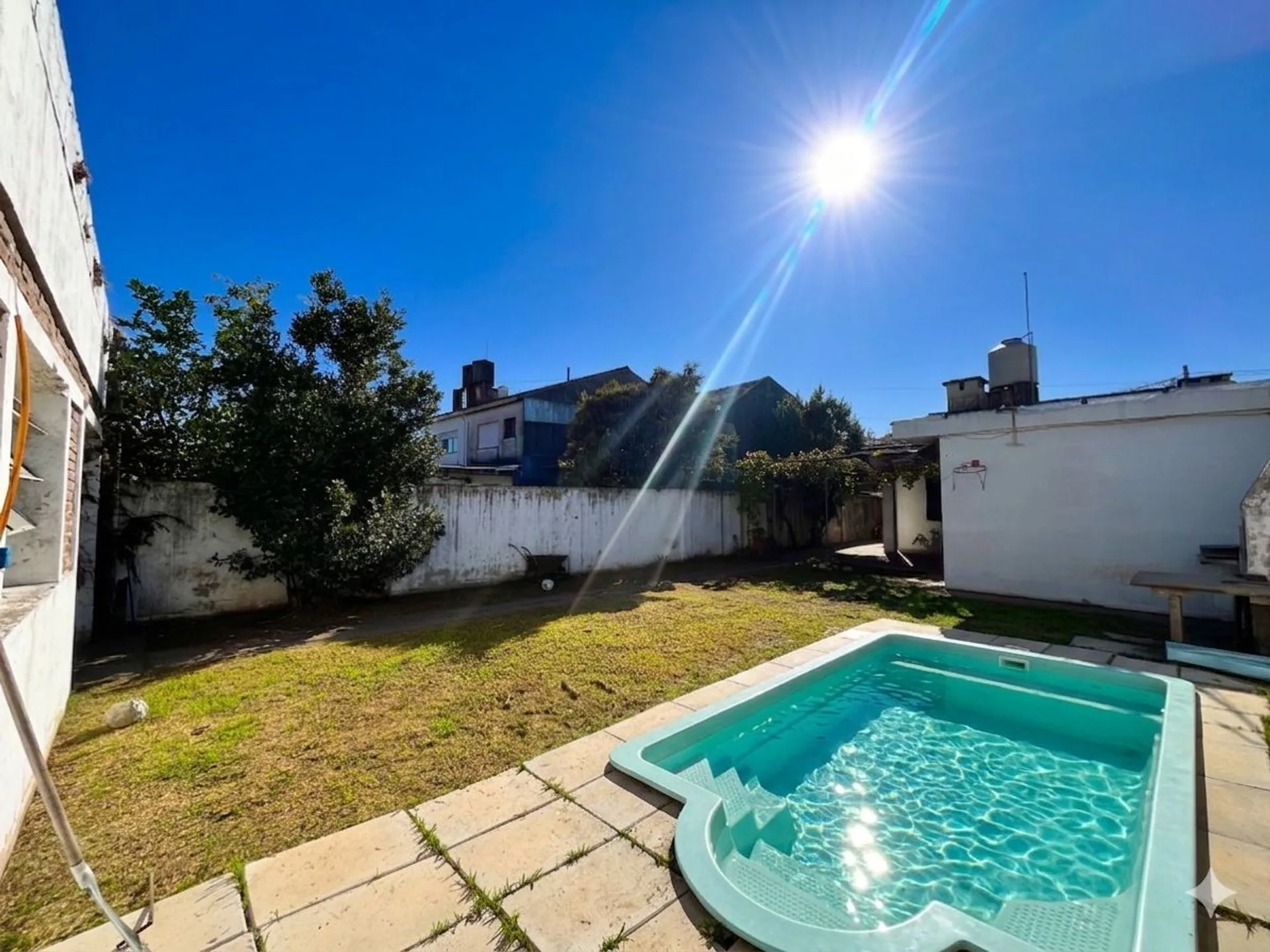 VENTA CASA 5 AMB JARDÍN PILETA COCHERA APT CRÉDITO foto 2
