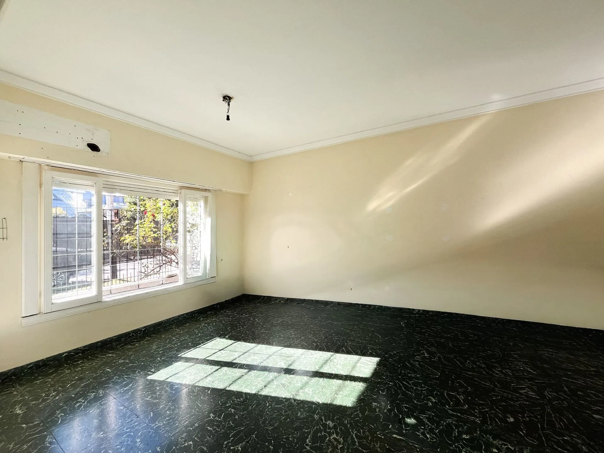 VENTA CASA 5 AMB JARDÍN PILETA COCHERA APT CRÉDITO foto 3