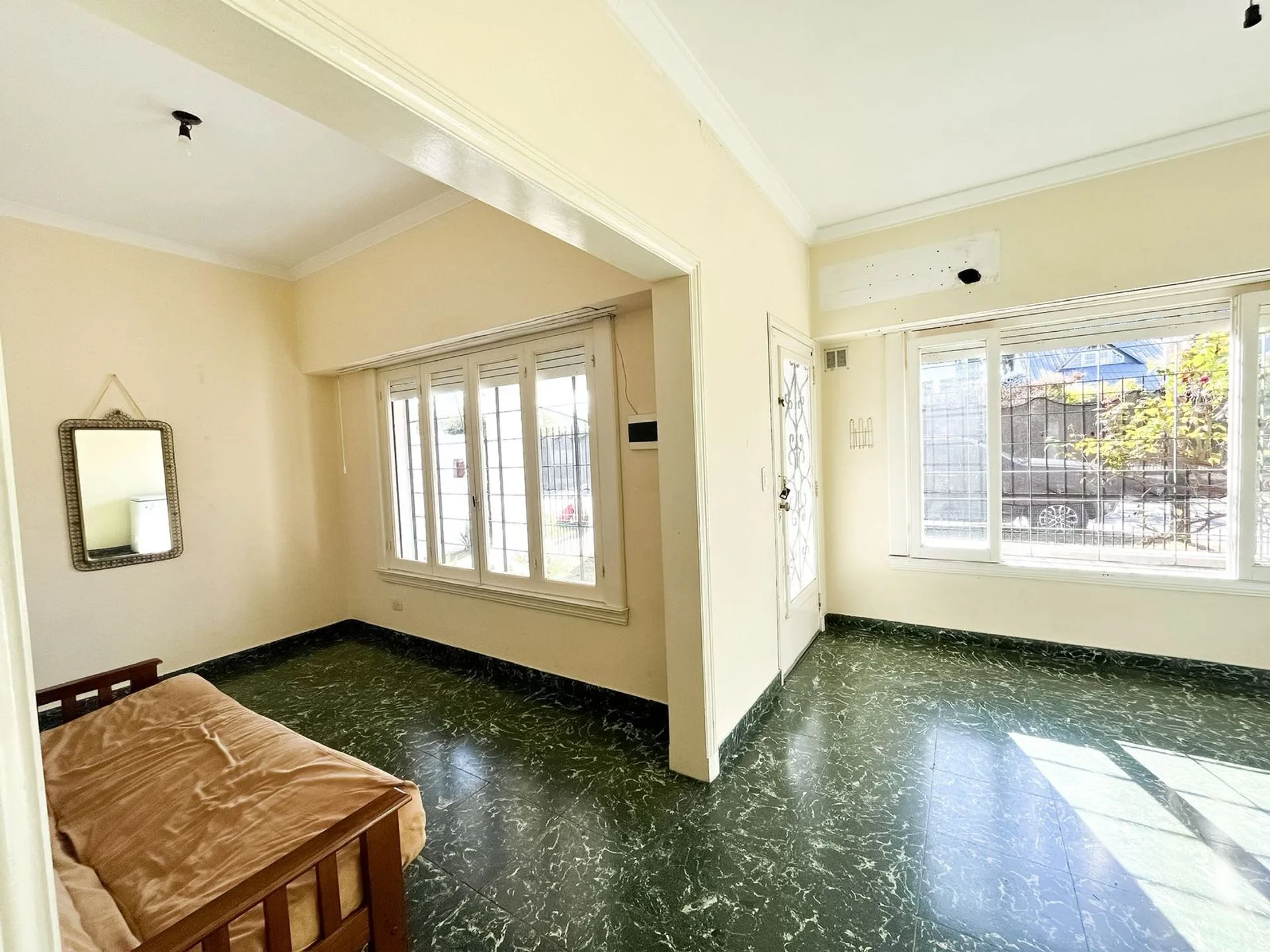 VENTA CASA 5 AMB JARDÍN PILETA COCHERA APT CRÉDITO foto 4