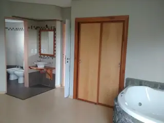 Excelente y amplio departamento de 2 dormitorios en Barrio Premium, con estacionamiento, club house y piscina climatizada foto 4