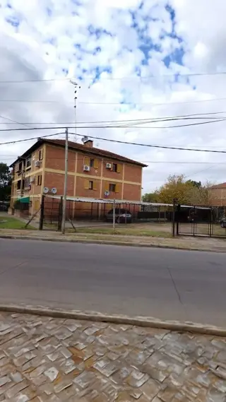 IMPECABLE DEPARTAMENTO DE 2 DORMITORIOS Y CON 2 COCHERAS CUBIERTAS foto 1