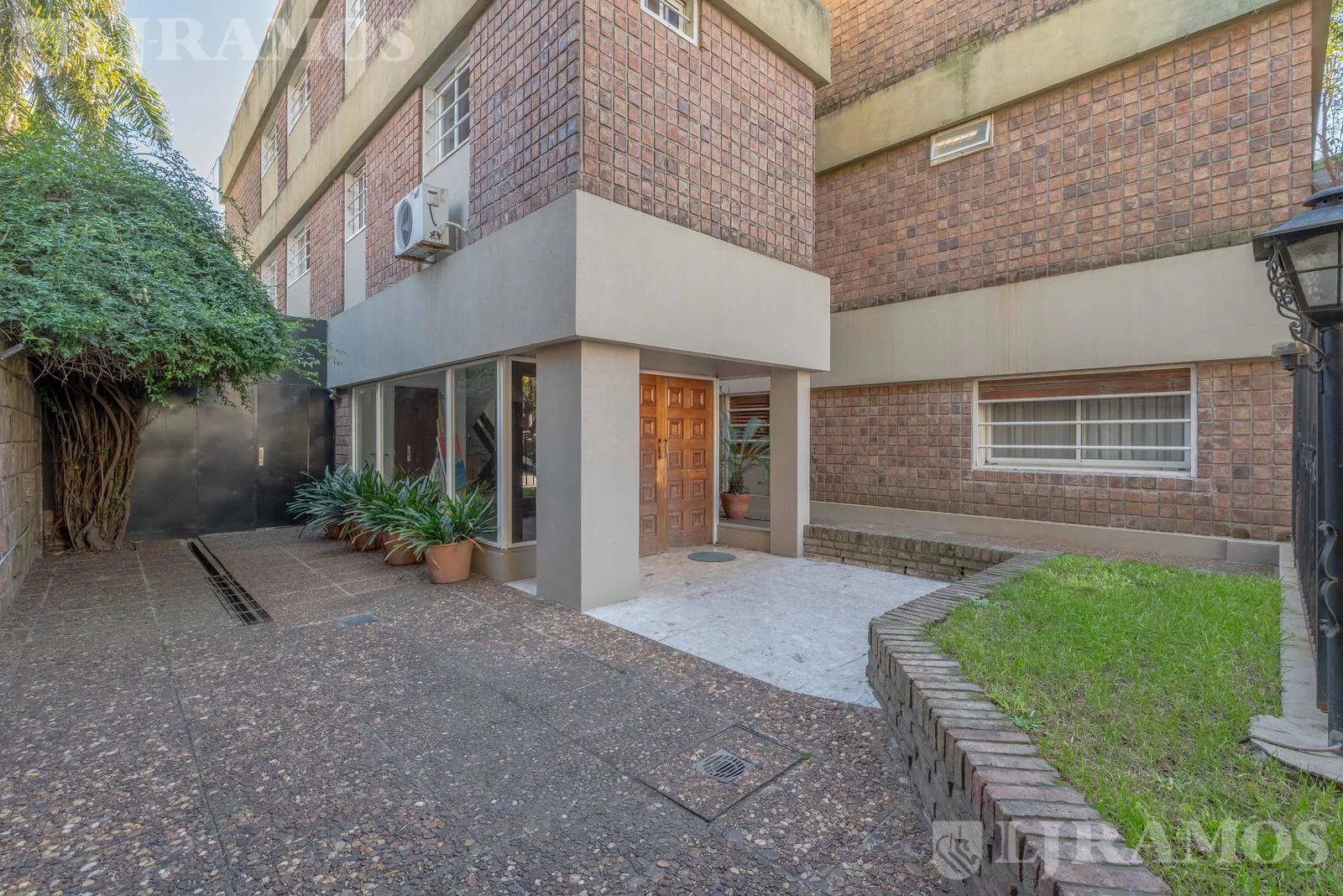 AMPLIO DEPARTAMENTO EN VENTA CON ALMA DE CASA, TERRAZA Y VISTA VERDE EN BAJO BELGRANO foto 2