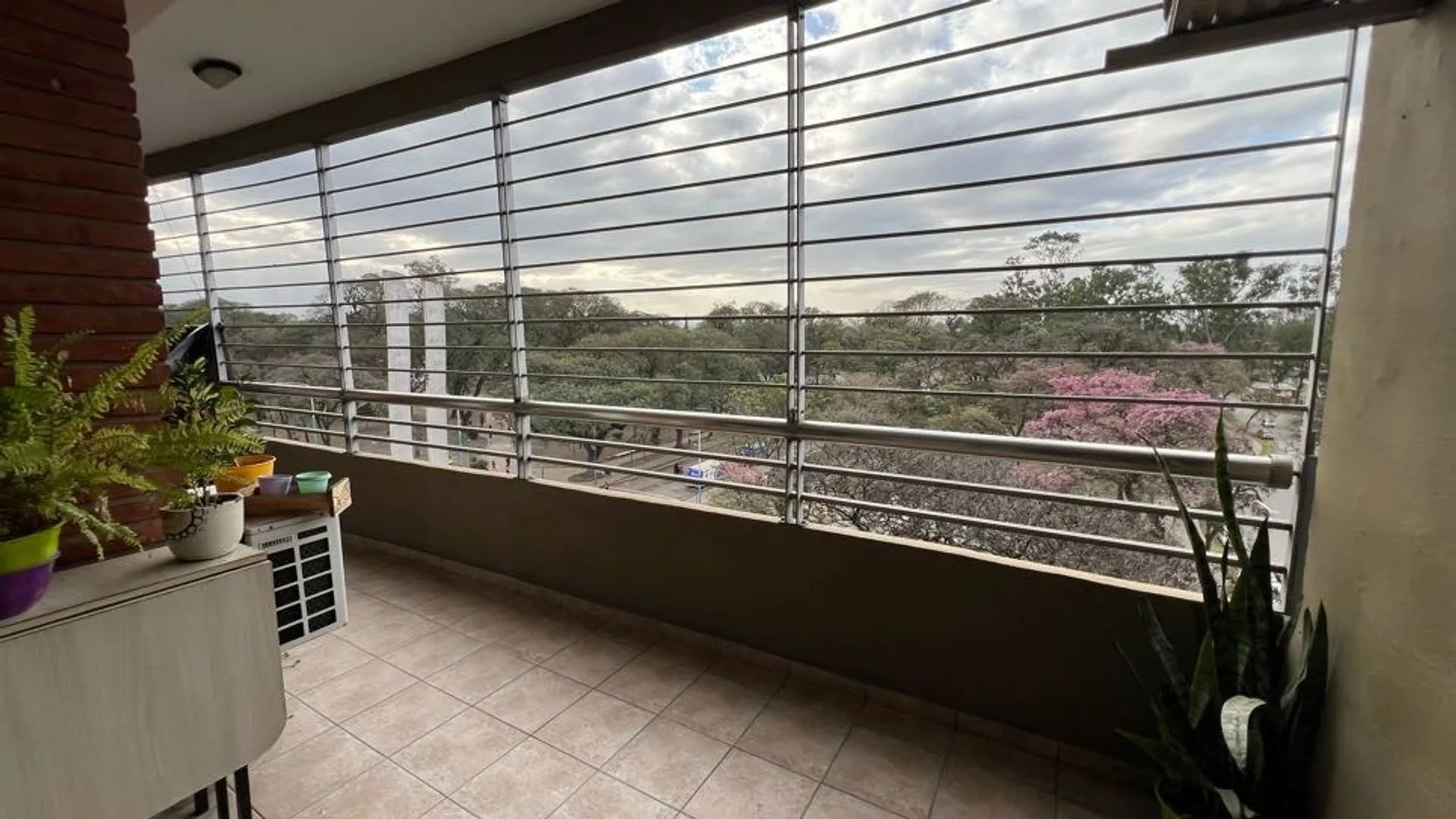 VENTA DEPARTAMENTO 3 DORMITORIOS CON COCHERA foto 3