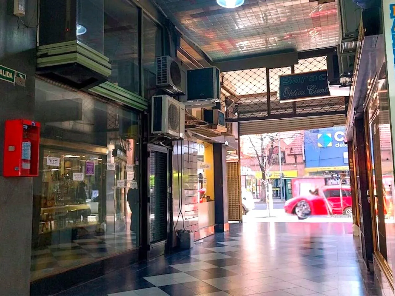 CENTRO COMERCIAL DE CABALLITO / EXCELENTE LOCAL CON PB, PRIMER PISO Y SOTANO