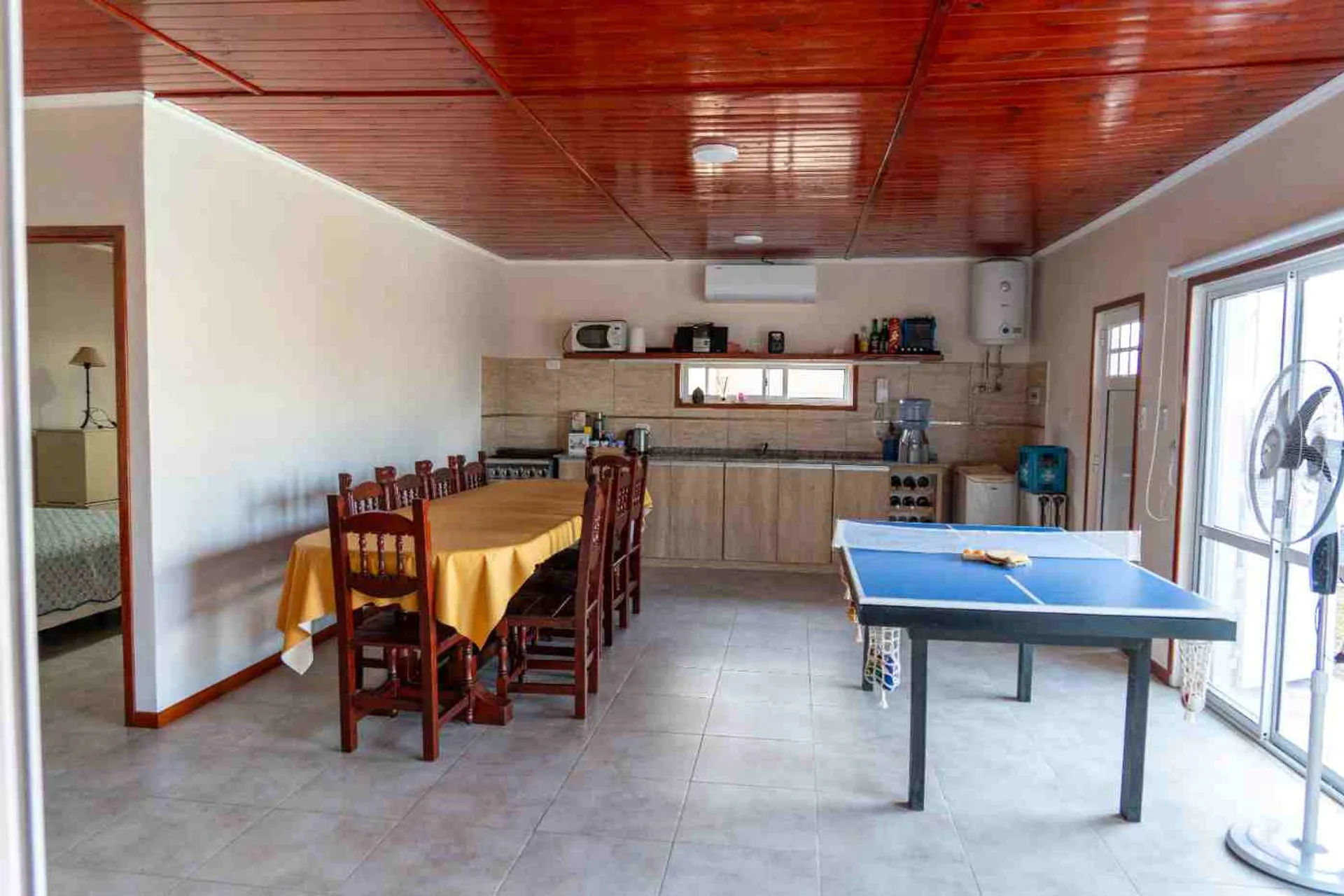 Se vende propiedad equipada con quincho y pileta. foto 4