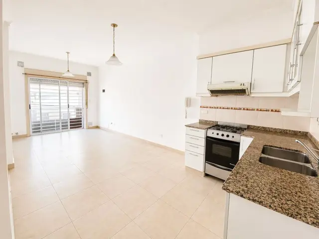 DEPTO 2 AMB EN ALQUILER EN CASEROS C/BALCON