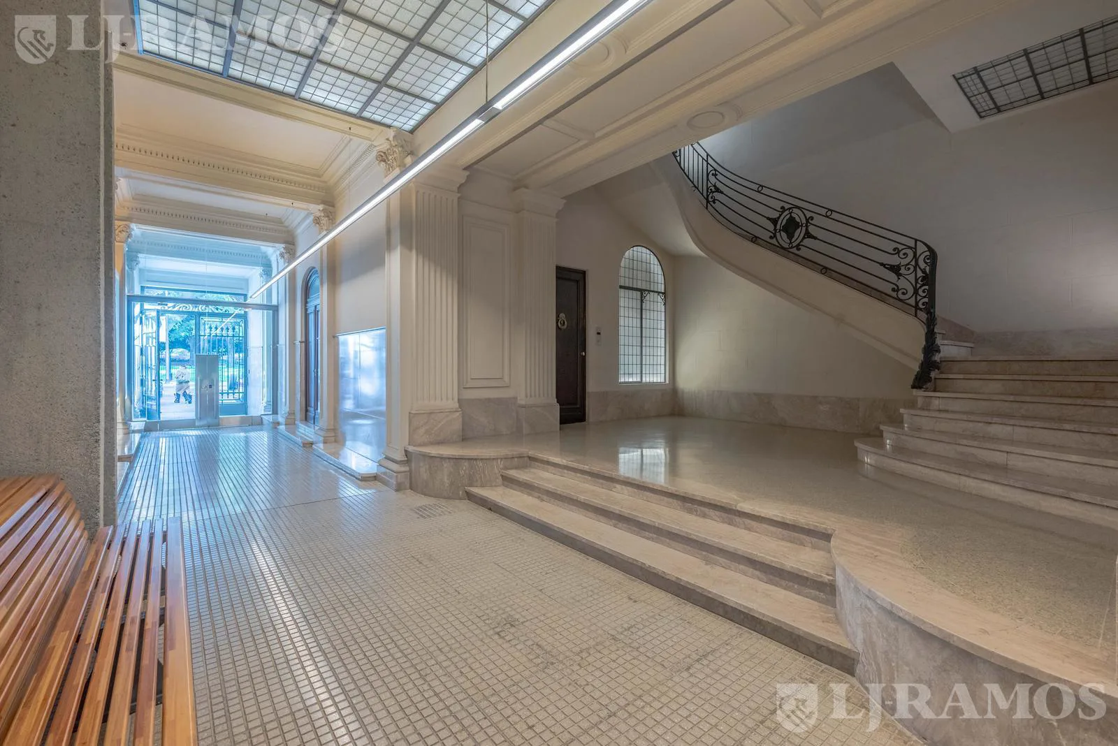 VENTA EDIFICIO FRANCES A ESTRENAR PLAZA VICENTE LOPEZ ESPECTACULAR CISTA LUZ Y CATEGORIA foto 3