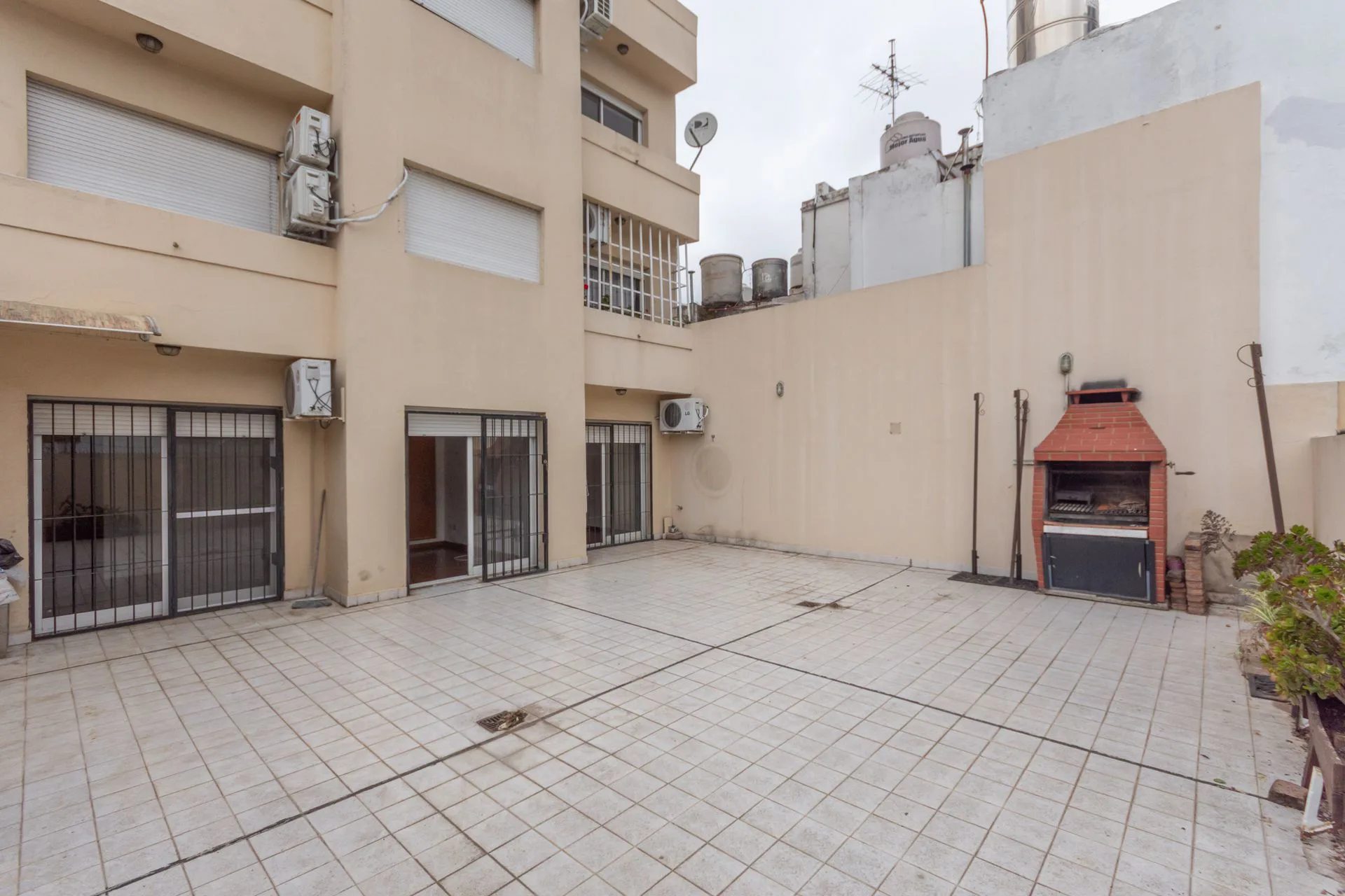 Departamento Venta 4 ambientes con Patio y cochera foto 3