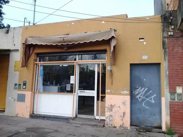 LOCAL SOBRE ARTIGAS CON PATIO