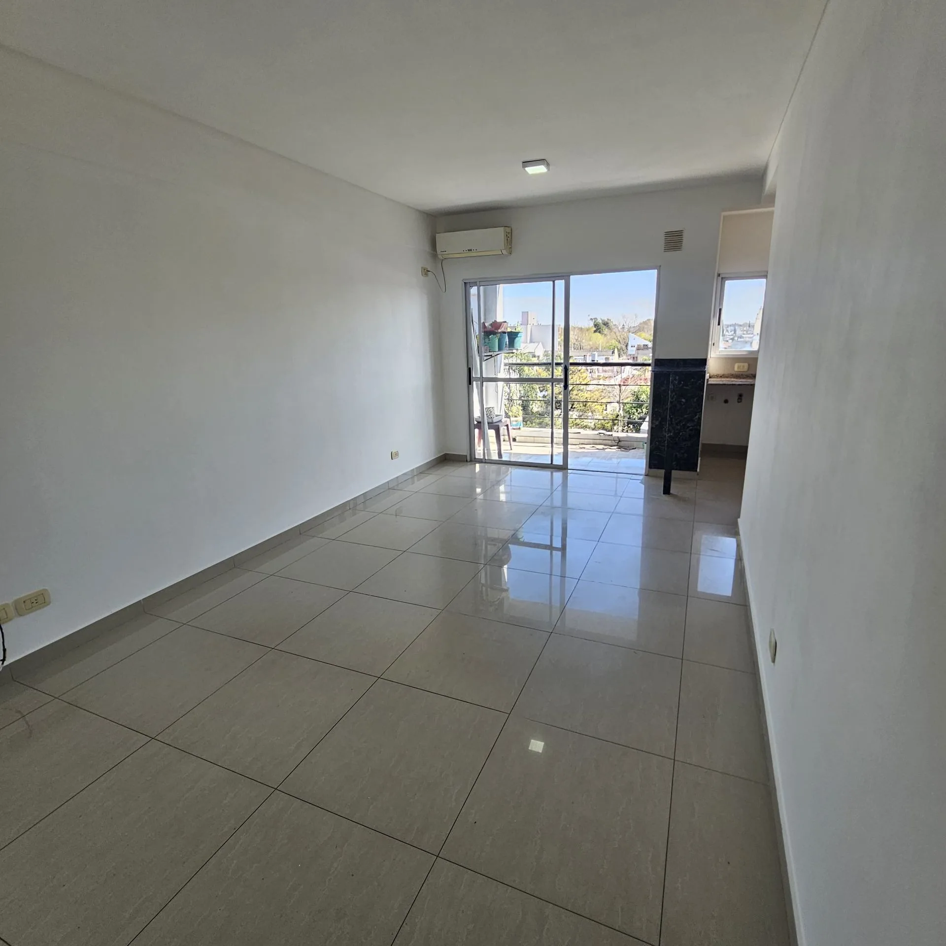 Venta departamento Santos Lugares balcón luminoso foto 5