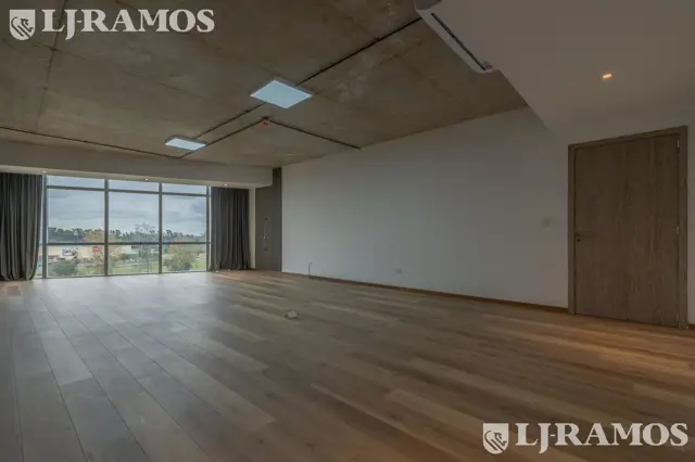 Oficinas SportClub en Escobar!  Excelente ubicación - PG