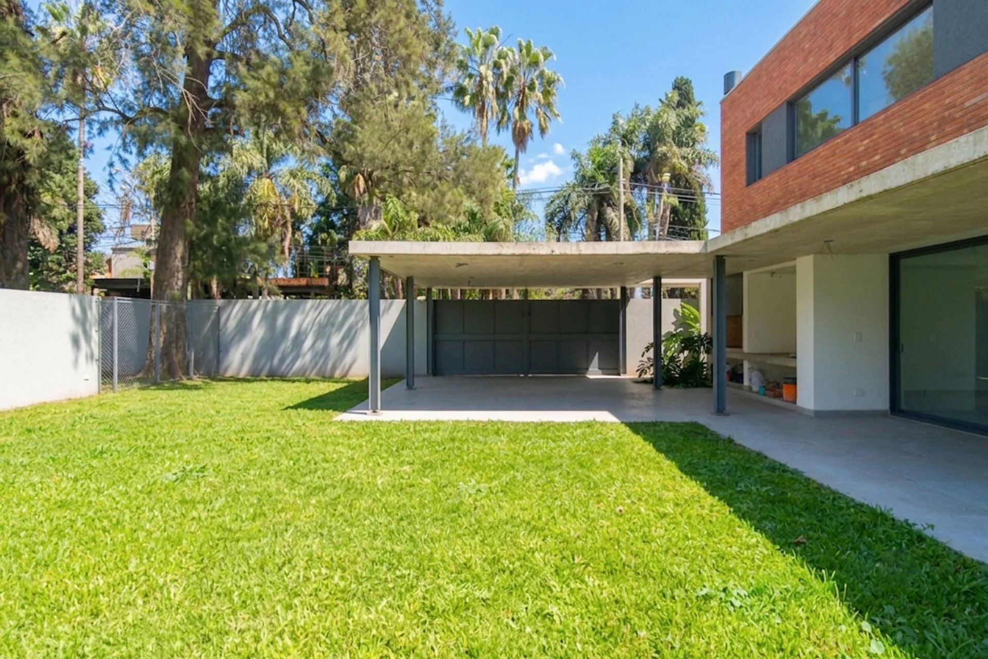 CASA EN VENTA CASTELAR NORTE. CON PILETA Y JARDIN foto 2