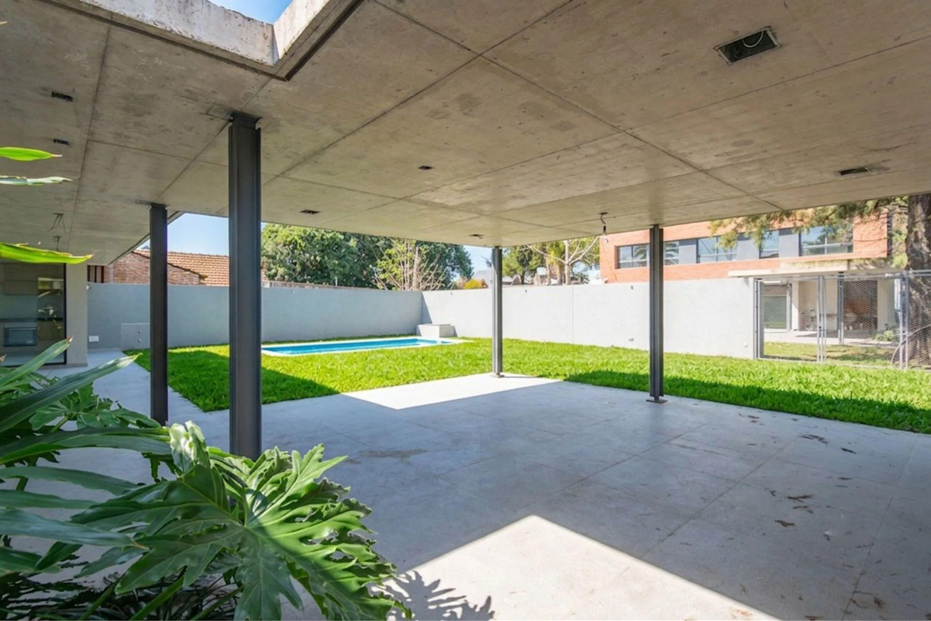 CASA EN VENTA CASTELAR NORTE. CON PILETA Y JARDIN foto 3