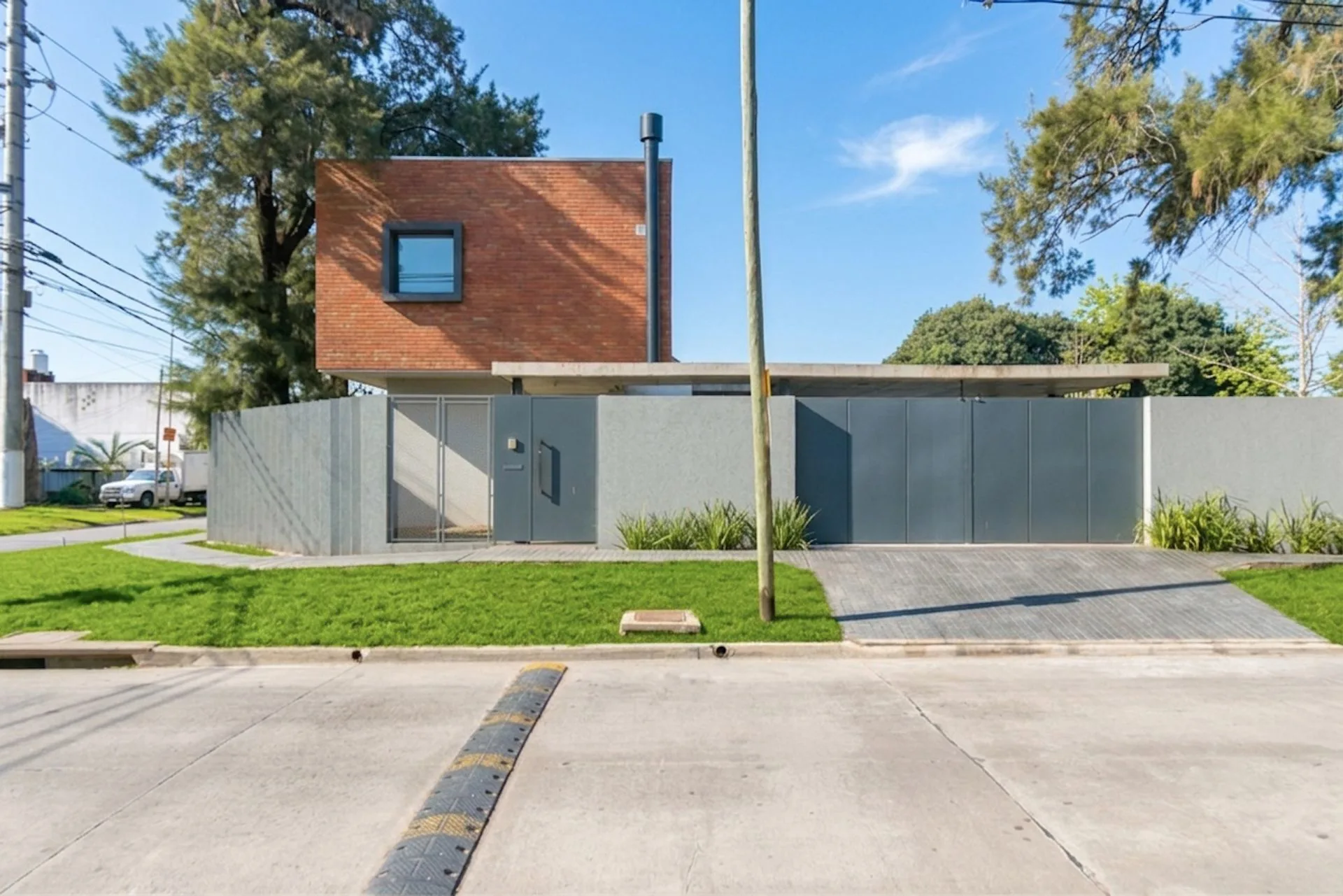 CASA EN VENTA CASTELAR NORTE. CON PILETA Y JARDIN foto 4