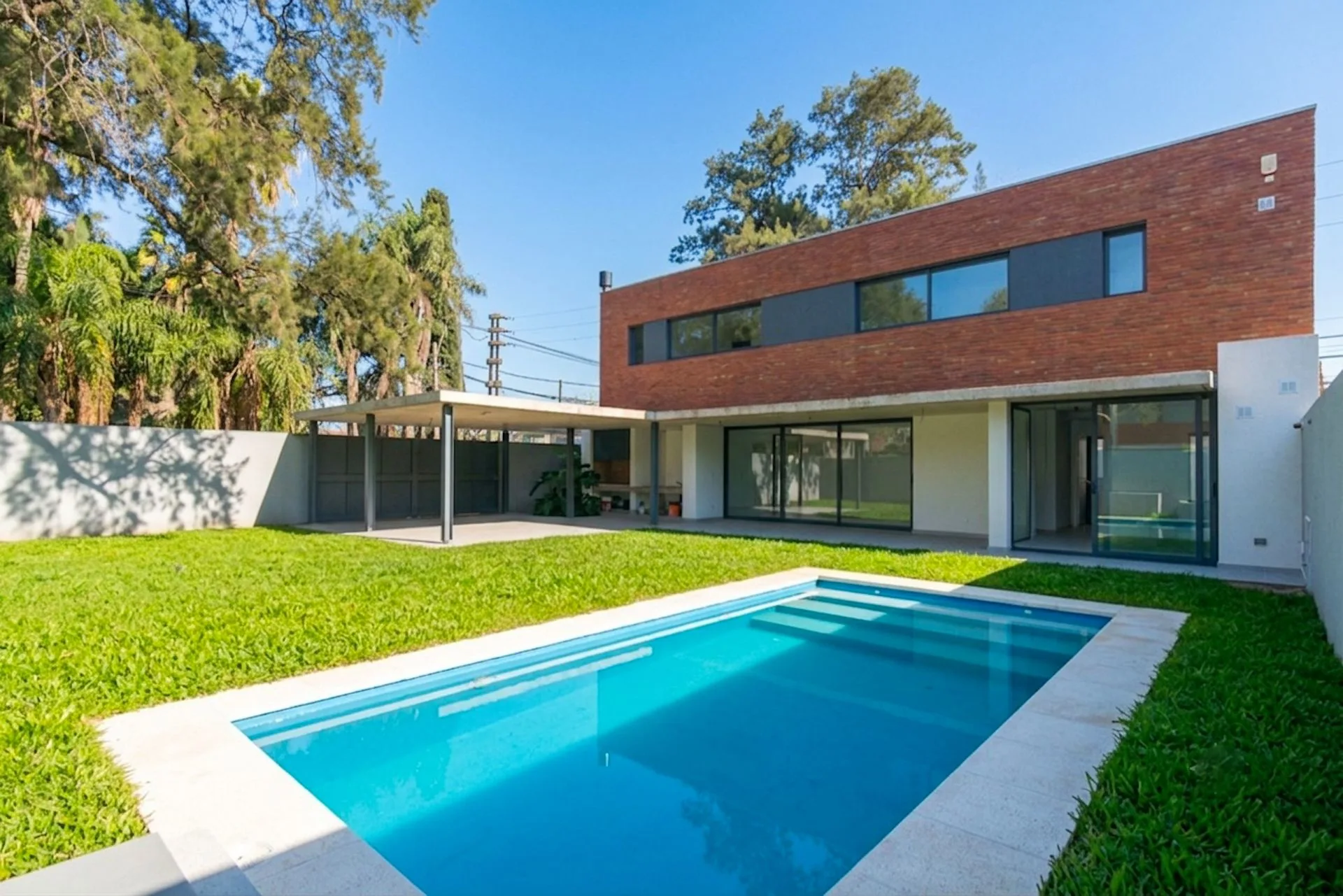CASA EN VENTA CASTELAR NORTE. CON PILETA Y JARDIN foto 5